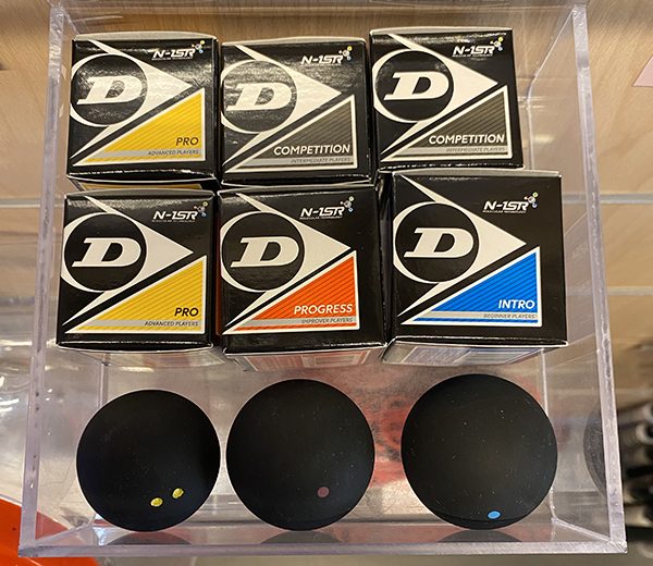 Les différentes balles de Squash disponible à la vente au proshop de Squash Horizon