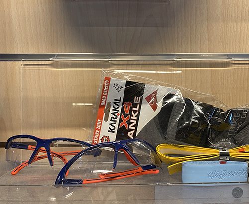 Lunettes et grip Lunettes et grip disponible au proshop au centre Squash horizon