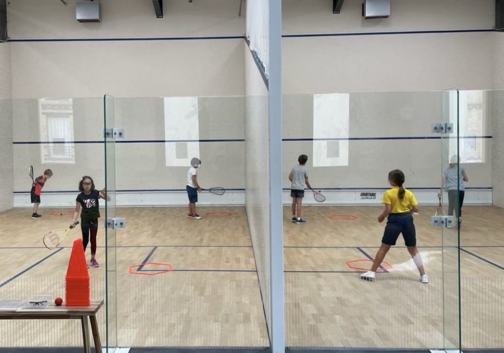 enfant jouant au squash pendant le stage multi-activités
