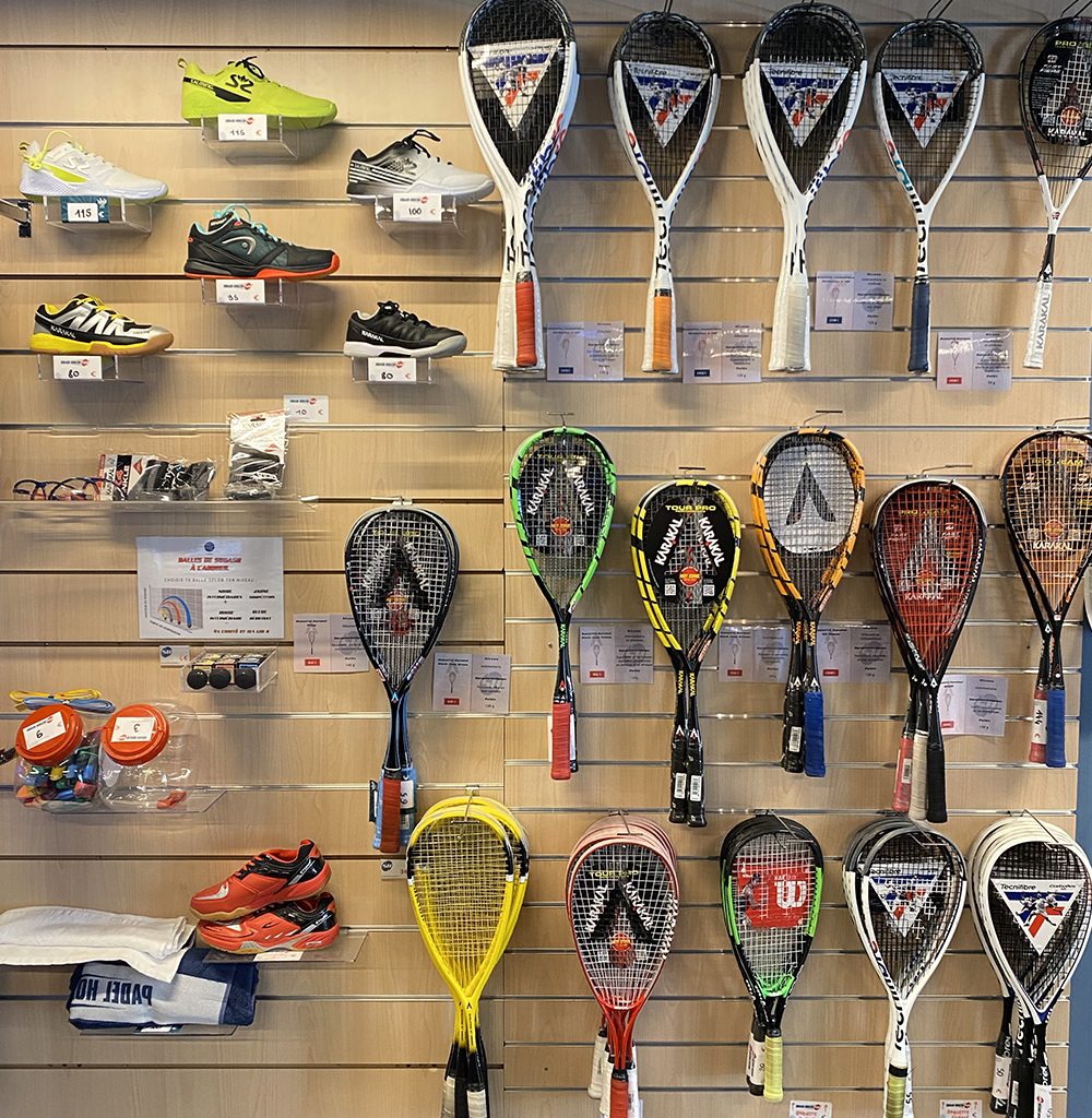 Proshop Squash Horizon Le proshop disponible au centre squash horizon, oú l'on peut retrouver des raquettes, des balles, des lunettes, des grips, ...